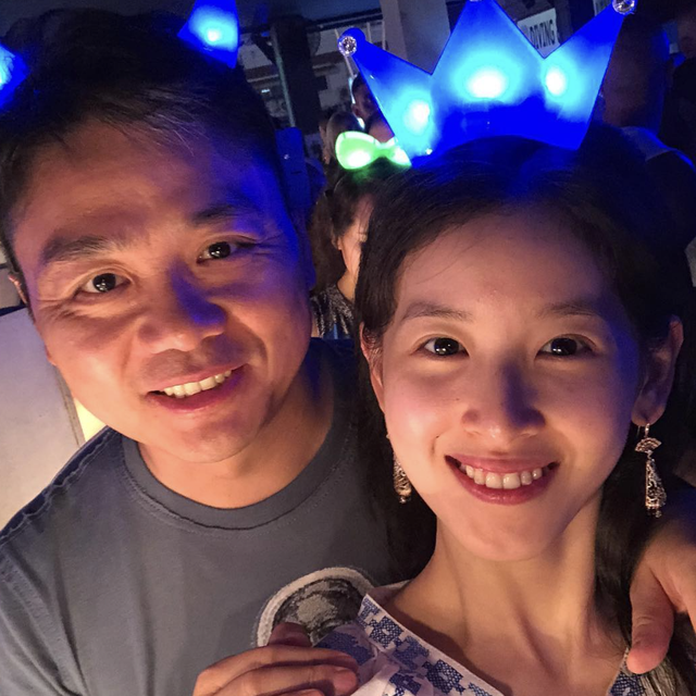 奶茶妹妹戴70万耳环看展！从策展人到女老板，这几年事业风生水起