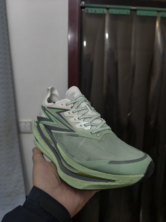 跑鞋