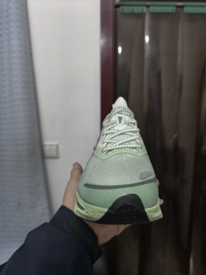 跑鞋