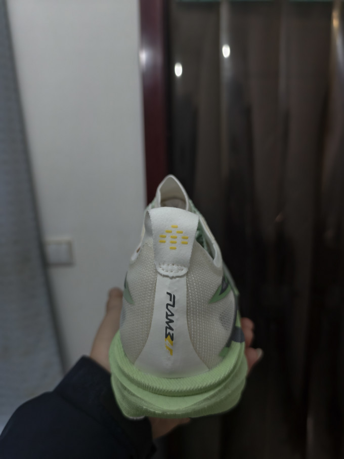 跑鞋