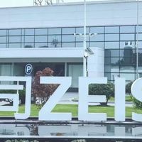 蓝标背书狂欢：为什么万千产品都抢着“抱蔡司大腿”？