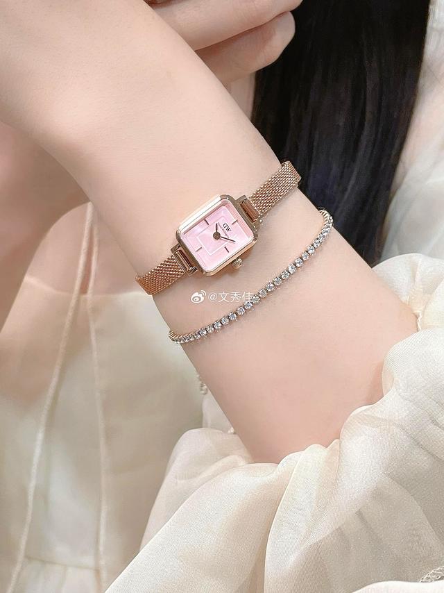 #配饰种草##时尚首饰#挖到宝了，Daniel Wellington方形腕表，腕间流转的复古时尚诗篇。一直以来，我都坚信时尚配饰是生活中的调味剂，能在不经意间为我们的穿搭和气质加分。最近，我挖到了一款