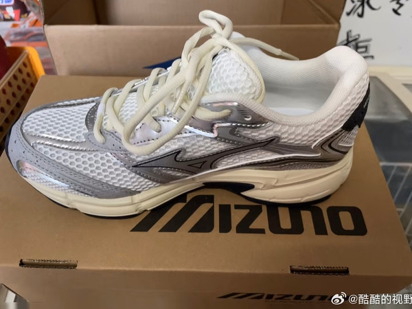 大家好！今天给大家推荐一双兼具复古潮流与舒适脚感的宝藏鞋款——美津浓Speed2010。美津浓Speed2010是复古跑鞋的亮眼之作，以千禧Y2K风格和亚洲脚型适配性成为通勤与潮流达人的心头好。 鞋面