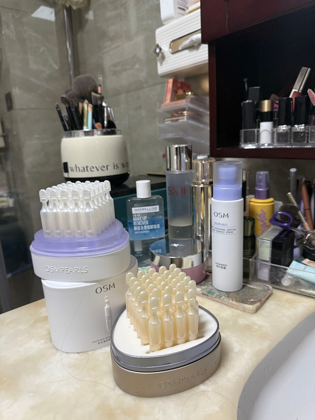 科普一下什么是早A晚C：早A：白天用含维生素A类（视黄醇等）的护肤品• 作用：促进胶原蛋白生成、淡化细纹、改善毛孔粗大，还能调节角质代谢。• 注意：A醇有一定刺激性，初次使用需建立耐受（从低浓度开始，