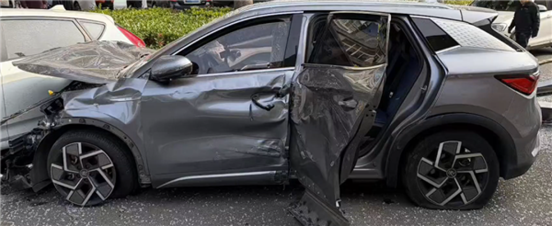 男子带病驾驶 剧烈咳嗽致误踩油门撞车：车辆几乎报废
