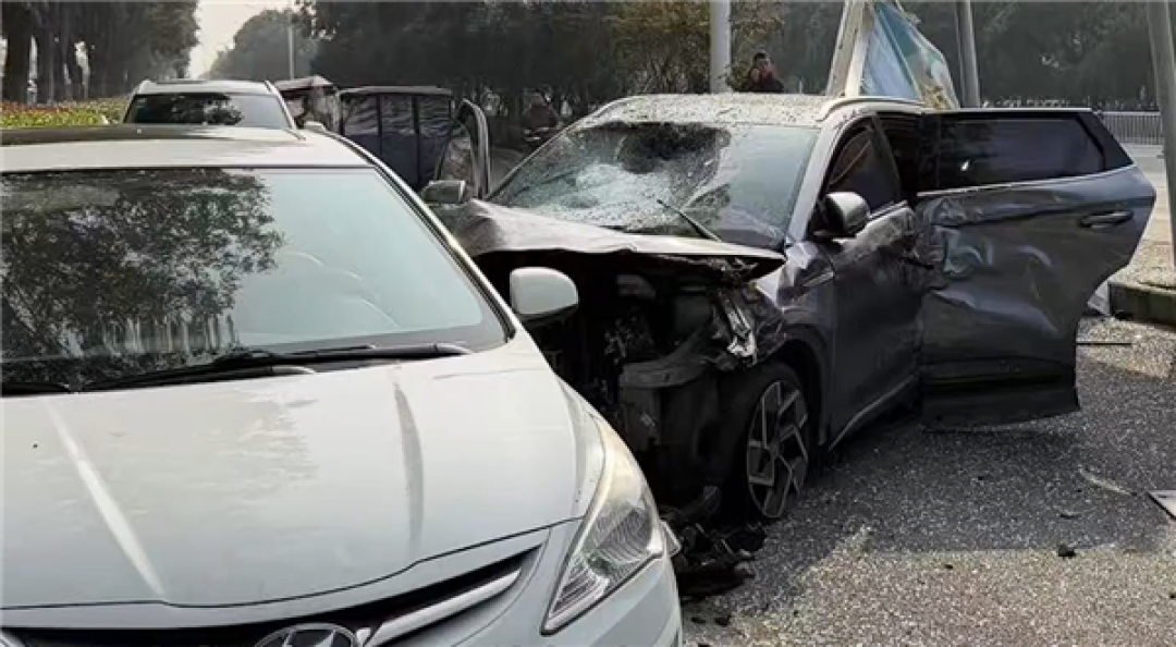 男子带病驾驶 剧烈咳嗽致误踩油门撞车：车辆几乎报废