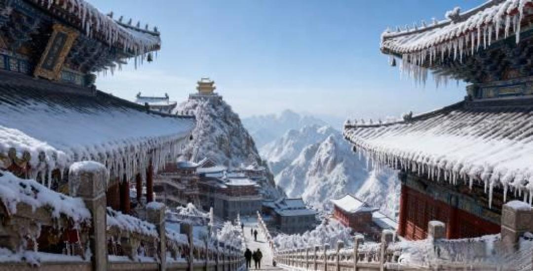 冰雪鎏金顶 雾凇染仙宫：老君山冬日秘境迎封神时刻