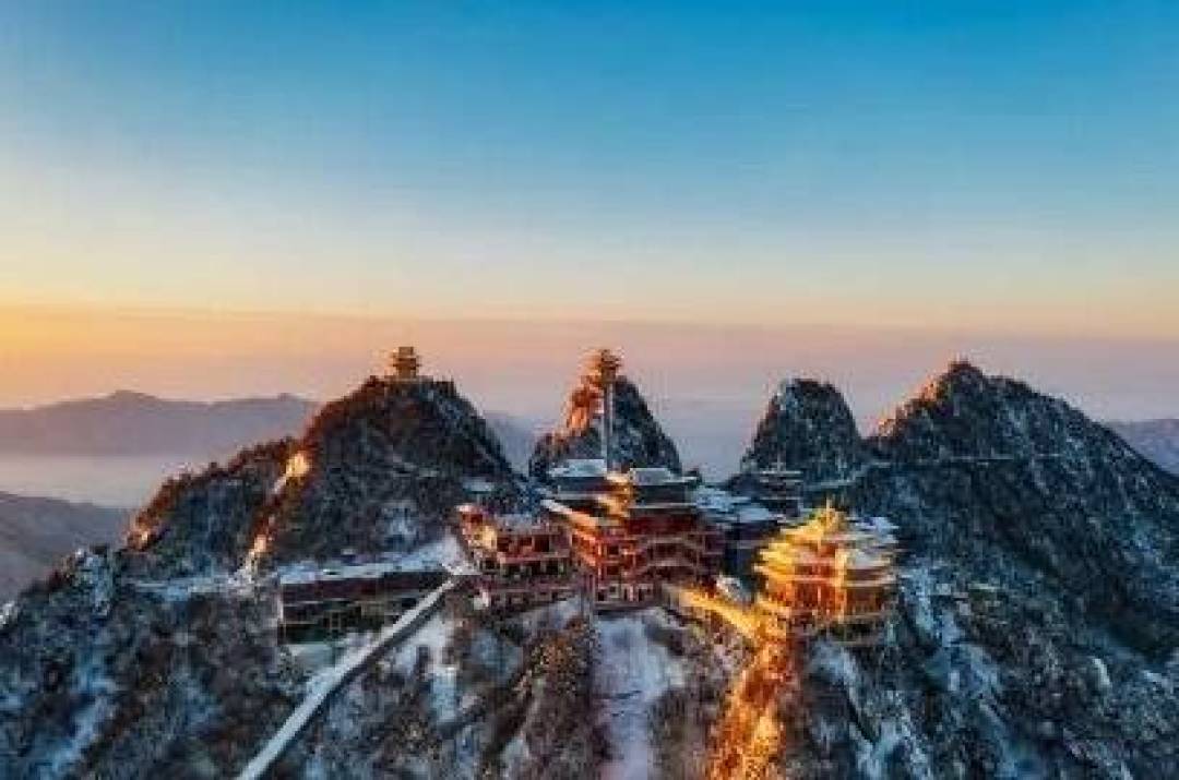冰雪鎏金顶 雾凇染仙宫：老君山冬日秘境迎封神时刻