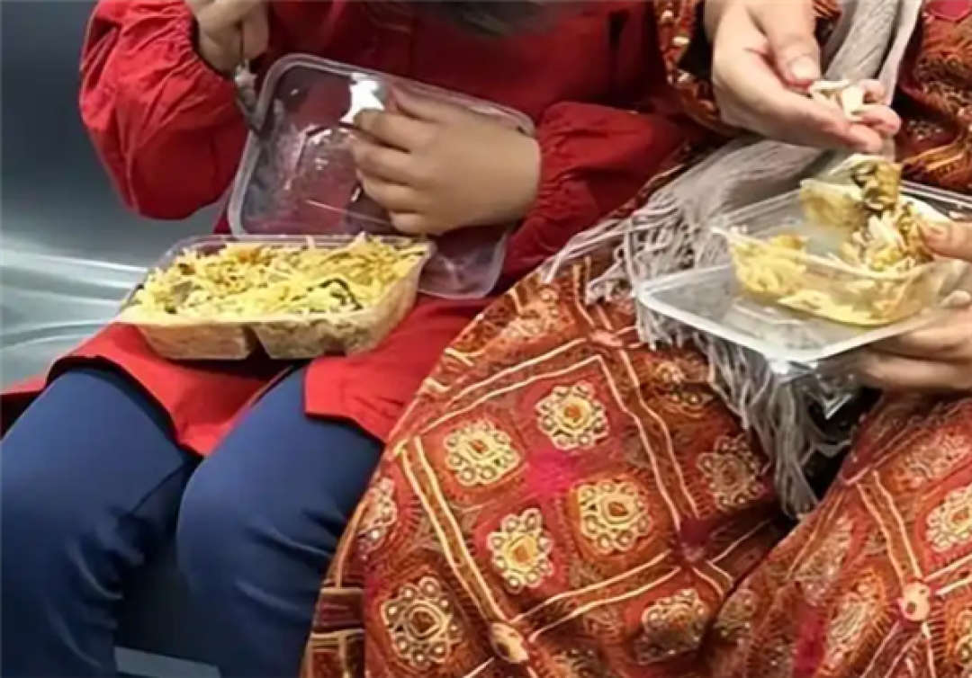深圳地铁回应印度人在车上吃手抓饭:禁止列车内饮食 一视同仁