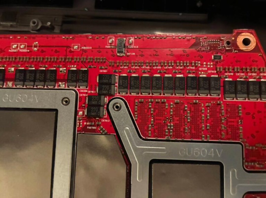 玩家通过一根电阻让 RTX 4090 笔记本性能超越 RTX 5090