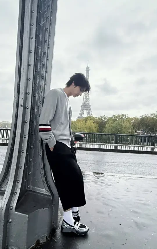 TOMMY星秀场 | 切换至文俊辉的型格频道
歌手、演员文俊辉，上身TOMMY HILFIGER 2025秋季系列。经典红白蓝，勾勒活力型格；宽松版型，自带随性节奏。以松弛感穿搭，自信出场。
┈┈┈┈