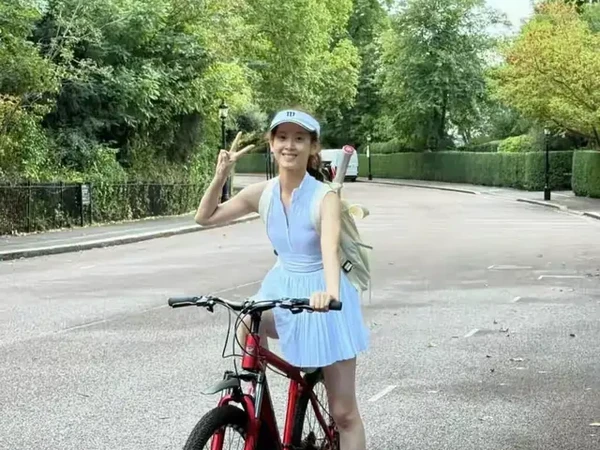 章泽天骑单车打网球！没班味儿状态很少女，刘强东穿的鞋是她买的