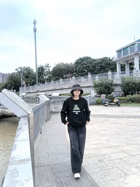 跟着王一博穿卫衣，解锁广东降温的酷飒日常
自从被王一博圈粉后，55岁的我就彻底爱上了他那种“看似随意却自带酷感”的自由休闲风穿搭。广东的秋冬总来得慢吞吞，一年到头几乎感受不到秋天的存在，好在这几天终于