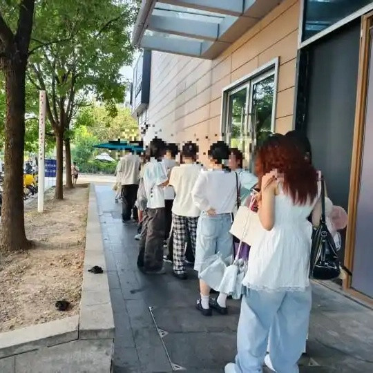 38元奶皮子糖葫芦爆火！有人排队三小时，就为这口神仙搭配！