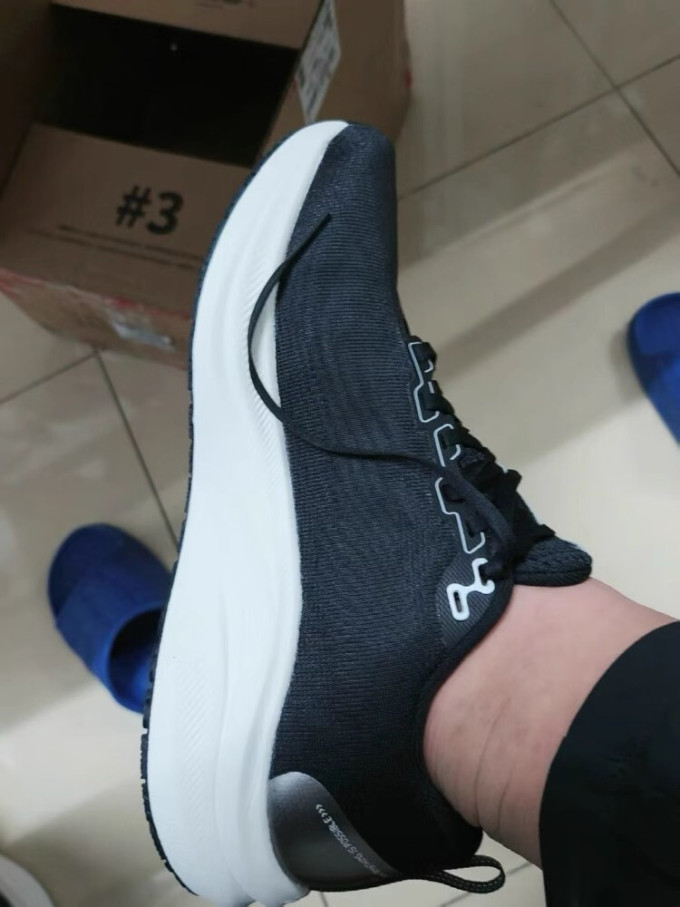 跑鞋