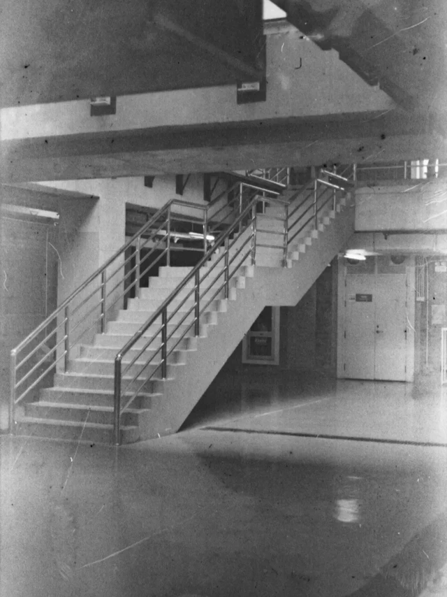 喝完的咖啡不要扔！居然可以洗胶片？
如果你在旅行过程中拍摄了一卷黑白胶卷但是又不想等回家之后再送出去冲洗的话可以采取我这个方法，咖啡洗胶卷大法！
需要你从你的行李箱里面掏出早已准备好的显影罐。去路边随