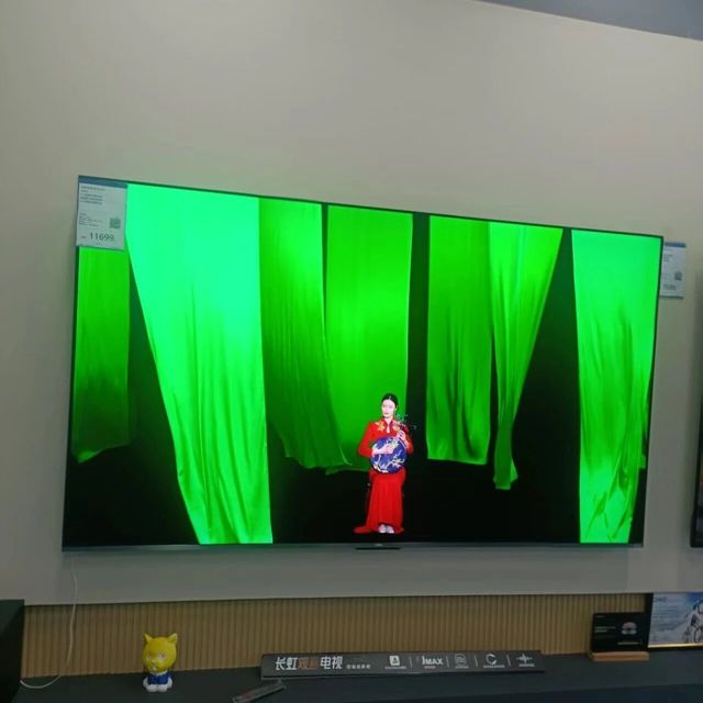 搭载AI智能系统，这台电视可以根据观影环境调控画质参数