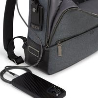 TUMI背包值不值4000块?实用主义与品牌溢价的激烈交锋