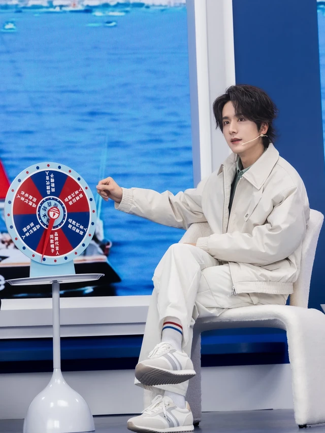 镜头捕捉到的代言人@张新成 
迎风时的专注、回眸时的浅笑
每一帧都比海风更治愈🌊
#navigare意大利小帆船 
陪你自在日常，开启新航成⛵️ 
#navigare品牌代言人张新成 
#naviga