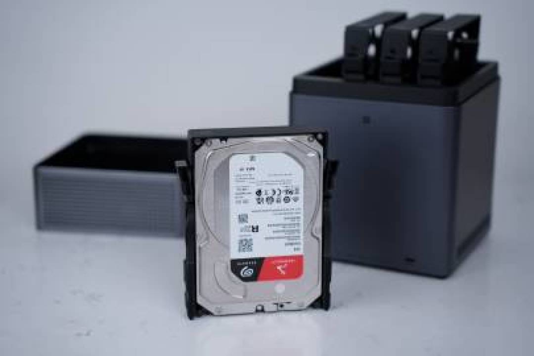 iCloud与NAS博弈战:为何自建存储比云端订阅更令极客着迷?