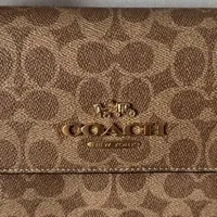 百搭王者！COACH 老花 BRYNN 包解锁 N 种穿搭风格