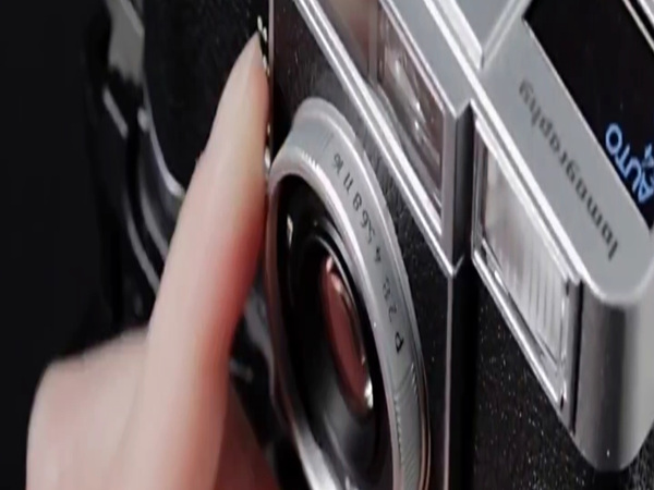 LOMO乐魔新品胶片相机MC-A采用金属材质，操作段落清晰