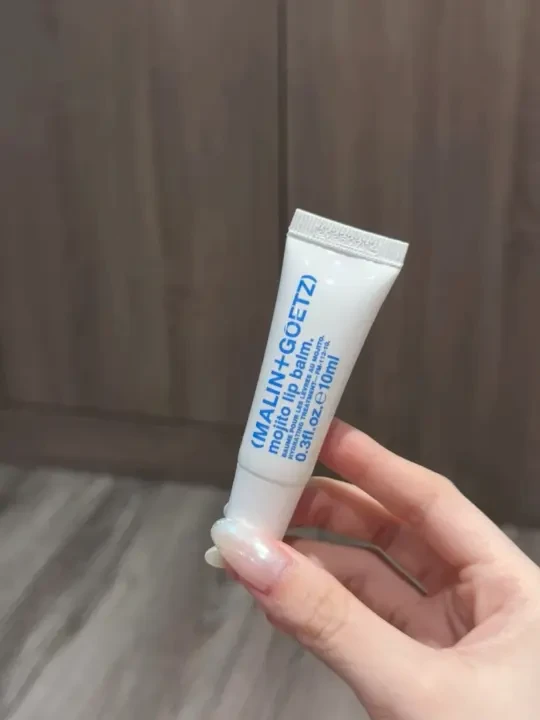 我妈问我为什么跪着涂唇膏！！