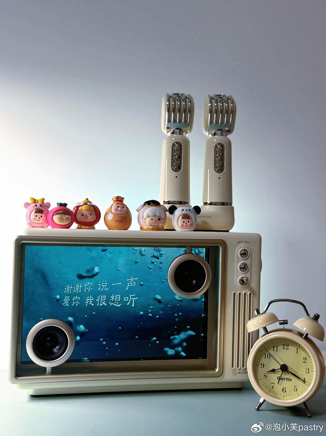 🙋🏻♀️这音响把“音乐氛围感”焊在桌面上了——猫王小岛歌词音响体验🎵谁能拒绝一台“能看能听能唱”的透明歌词音响?刚把猫王小岛歌词音响摆上桌面,整个空间的情绪都跟着亮了——透明屏里浮动的歌词、随节奏变换