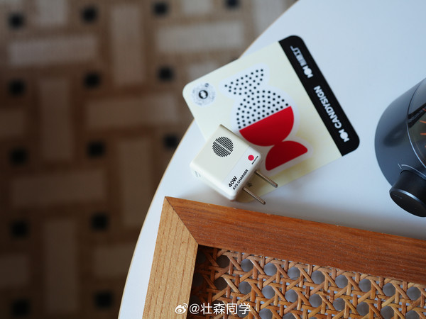 @制糖工厂CANDYSIGN 全新的硬糖 40W 充电器收到了，这个太好看可爱了，而且现在连接AI小电拼还能OTA升级！支持 PD 3.2 协议，AVS+PPS ，适配100V-240V 宽幅电压，很