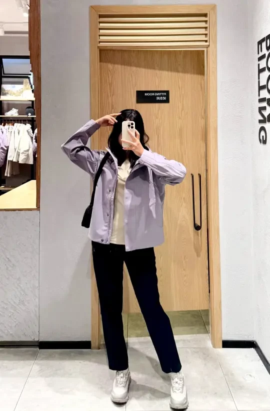 这件灰紫色冲锋衣也太好搭了