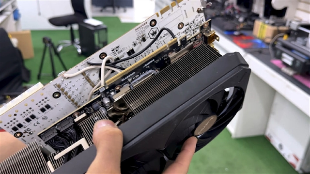杂交显卡新玩法:GTX 1080 Ti修好了RTX 5070 Ti