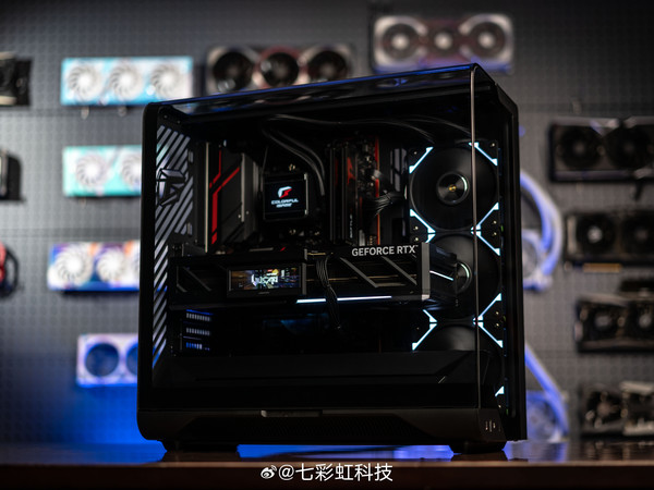 #涡旋视界# iGame C25A Vortex涡流 装机图赏与iGame RTX 5080 Vulcan一同定义桌搭新美学曲面玻璃之下赛博战力觉醒硬件本就是一场视觉艺术#机箱##我游自在##桌面美学