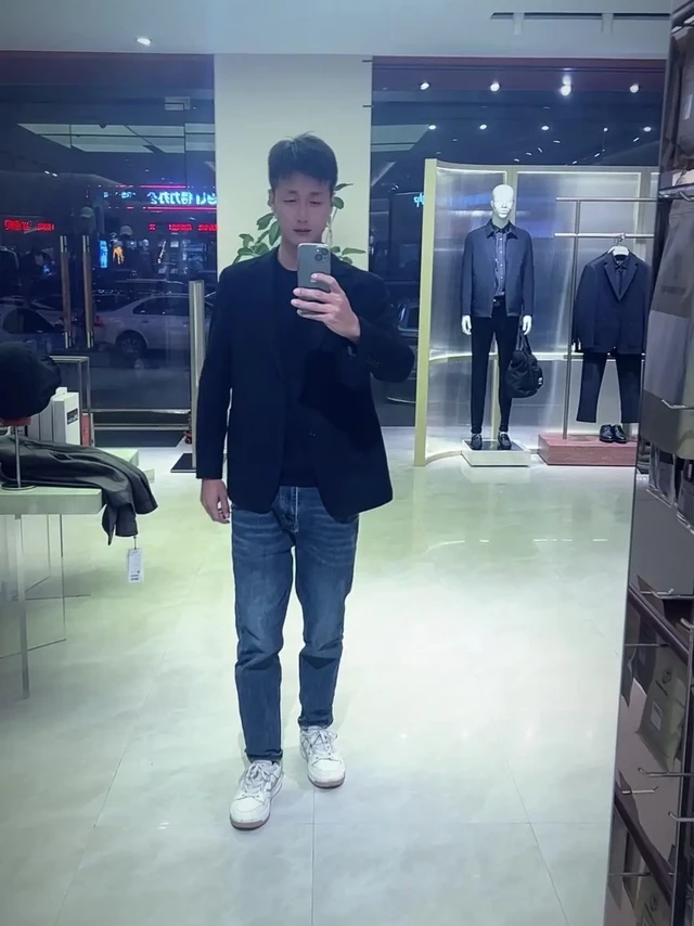 男生春季穿搭参考，这几件咋样？😍。春季男生不知道穿什么？这几件穿搭示范供参考，简约又得体。
👕日常休闲款：基础款T恤搭配休闲裤，舒适自在，适合日常通勤或周末出游。
🧥轻熟通勤风：合身衬衫外搭薄款西装，