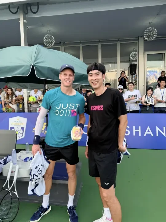 大师们都下班了，该我上场了🎾