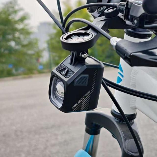 迈极炫推出车灯“稳王”，女生深秋夜骑的安全守护者