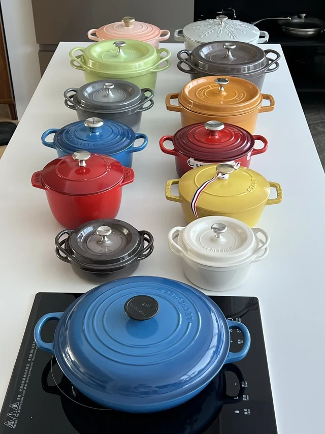 铸铁锅的使用分享。一期我使用的锅具分享：
酷彩：
26cm海鲜锅：马赛蓝
18cm圆炖锅：马赛蓝｜樱桃红｜雪山蜜桃
唯米乐：
珍珠渐变棕 14cm浅锅｜米白色14cm深炖锅
18cm
24cm：
st