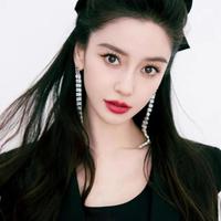 Angelababy出道20年甜美依旧 冻龄颜值与造型混搭成时尚教科书