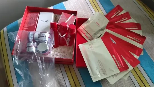 #所有女生体验官 #所有女生会员服务中心 #李佳琦官方社群 #玉兰油 发货很快，付完尾款，第二天就收到了，包装不错。送了挺多赠品的。大红瓶水，质地水润，拍在脸上吸收快，不会黏糊糊的。大红瓶面霜，奶霜质