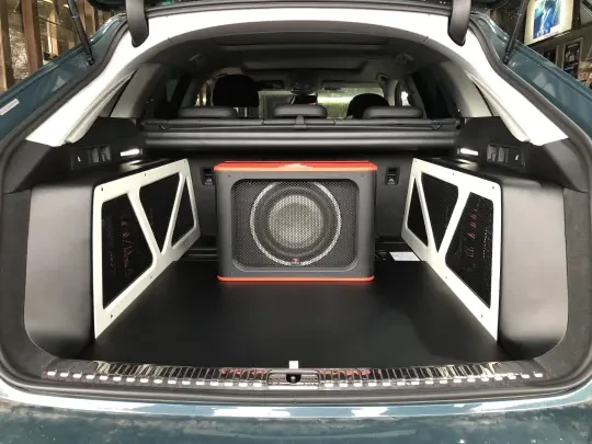 汽车音响其实是一个具有艺术性的工作，作为一个从业二十几年起的音响改装人员来讲，最重要的三大要数第一：改装人员要具有艺术细胞，第二要有执着的精神，第三要有音乐细胞，为什么这么说汽车音响都是半成品在安装的
