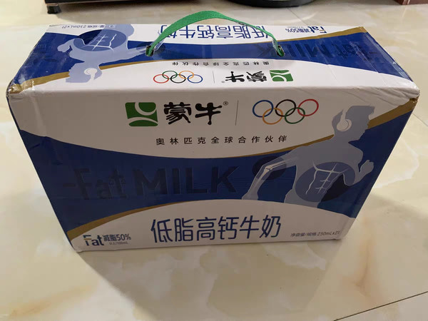 蒙牛低脂高钙牛奶,虽然是调制奶,但是24.66元一箱的价格挺香