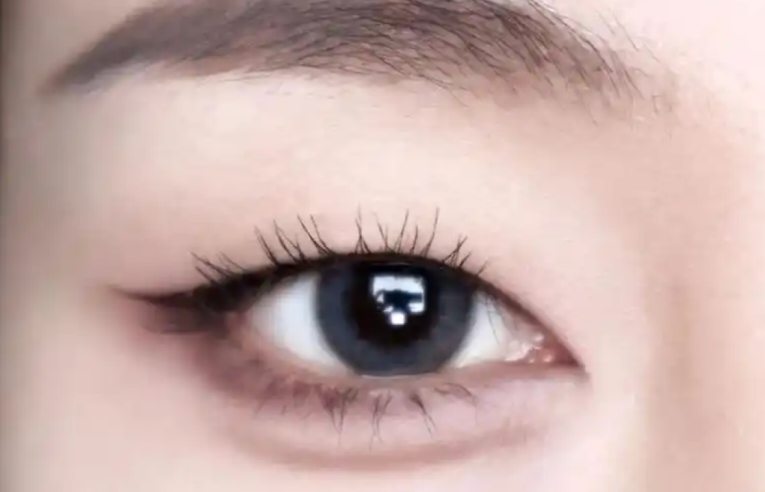 小沈阳女儿红毯首秀太亮眼！星二代沈佳润逆袭单眼皮妆