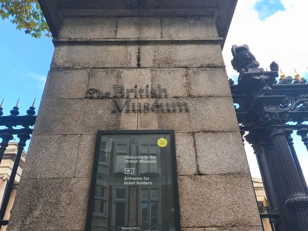 大英博物馆（The British Museum）位于英国伦敦，是世界上历史最悠久、规模最大、藏品最丰富的综合性博物馆之一。成立于1753年，1759年正式对公众开放。馆藏超过800万件文物，涵盖人类