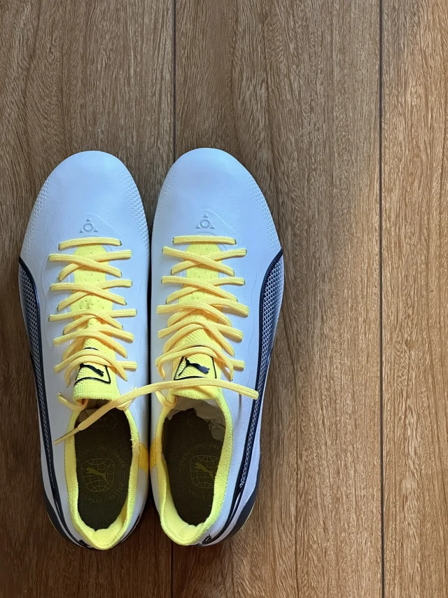 帅—PUMA KING Ultimate.#创作灵感 
个人认为值得为颜值买单的一双鞋
更适合摆而不是穿 它更像一双田径鞋
K—BETTER新型材料代替传统袋鼠皮  软而薄 
一体无缝鞋面 偏瘦的鞋型