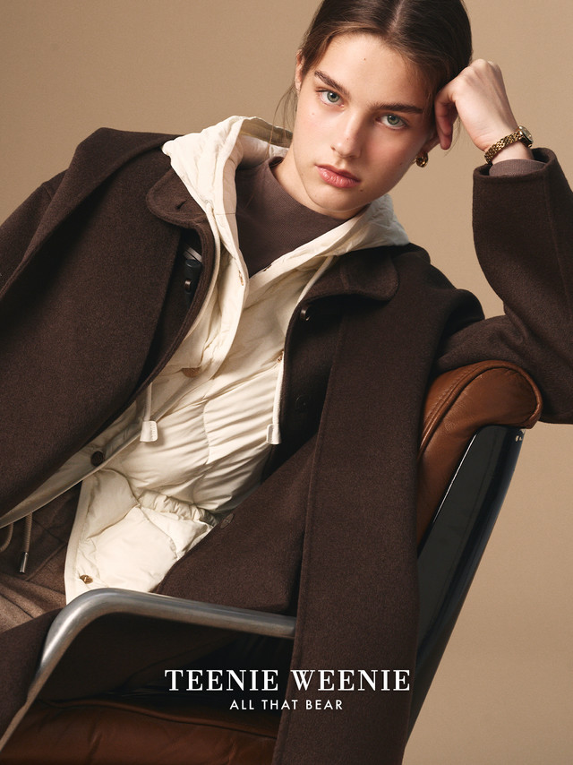 TEENIE WEENIE大衣伴侣1+1＞2的高智穿搭法则冬日大衣叠穿的最佳伴侣以柔和色彩与细腻面料为冬日型录营造层次流动之美当下 与衣着轻巧出发 #TEENIEWEENIE##TEENIEWEENI