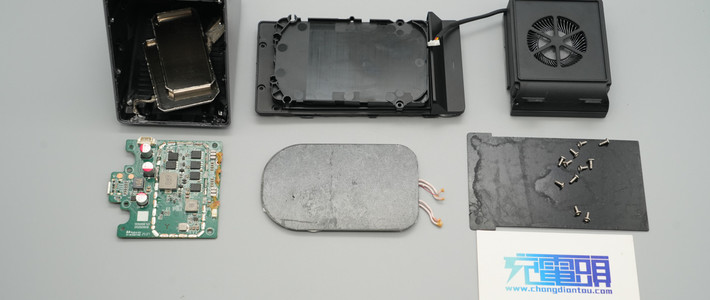 内置双线圈横放竖放都能充,红魔80W风冷无线充电座拆解