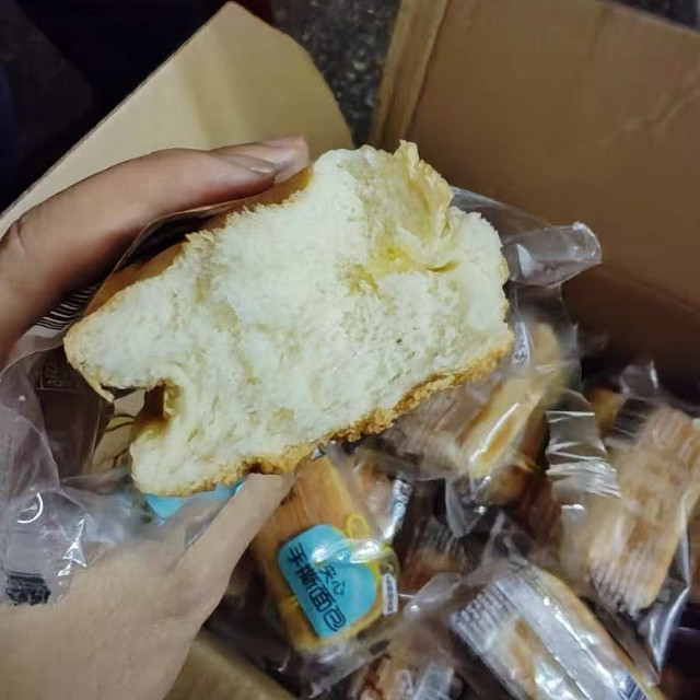 盐津铺子这款夹心手撕面包，整箱囤着吃太香了！😋