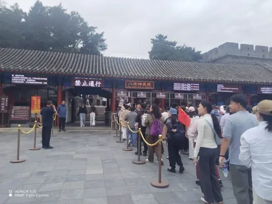 🌟【慕田峪长城：明长城精华✨，20座敌楼藏满历史故事】
作为明朝万里长城的核心段落🏯，慕田峪不仅是历代军事要冲⚔️，更以坚固城墙、密集敌楼承载着厚重历史。目前对外开放1-20号共20座敌楼，登城可走步