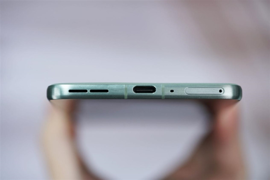 安卓Air首秀! 联想moto X70 Air 评测:159g的极致轻薄