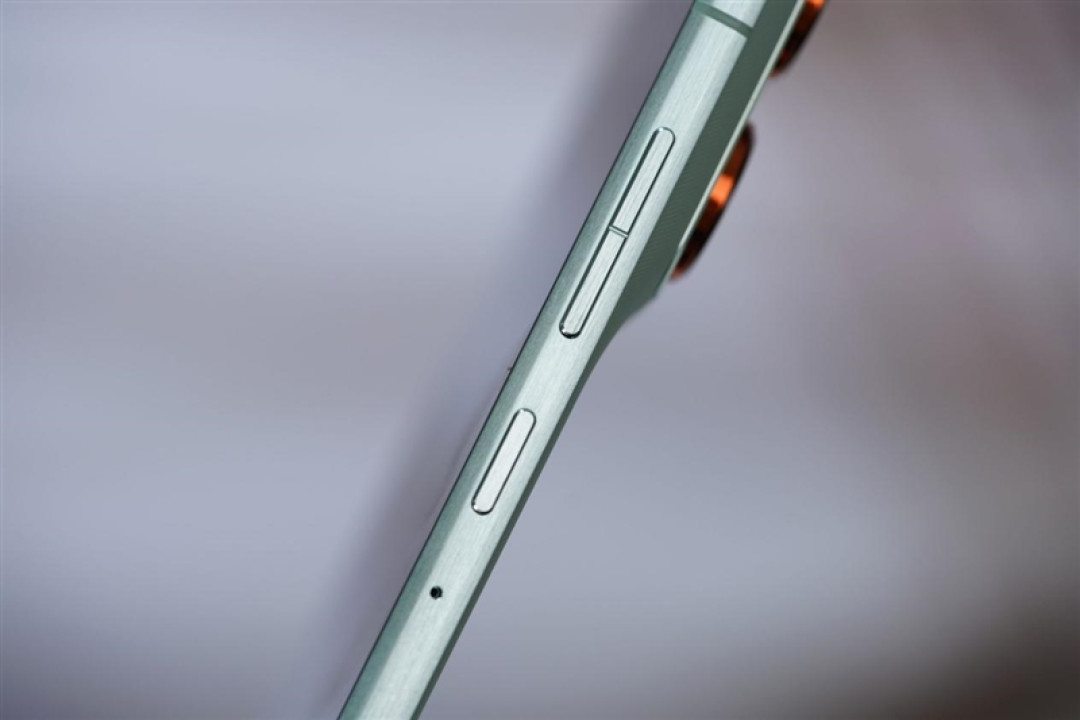 安卓Air首秀! 联想moto X70 Air 评测:159g的极致轻薄