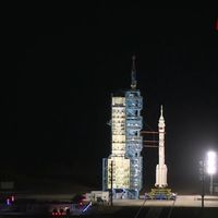 我国神舟二十一号载人飞船点火发射！